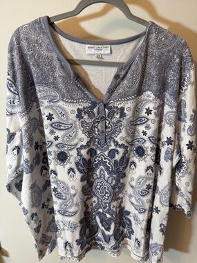 Rebecca Malone Blue and White Paisley Henley 3/4 Sleeve Top